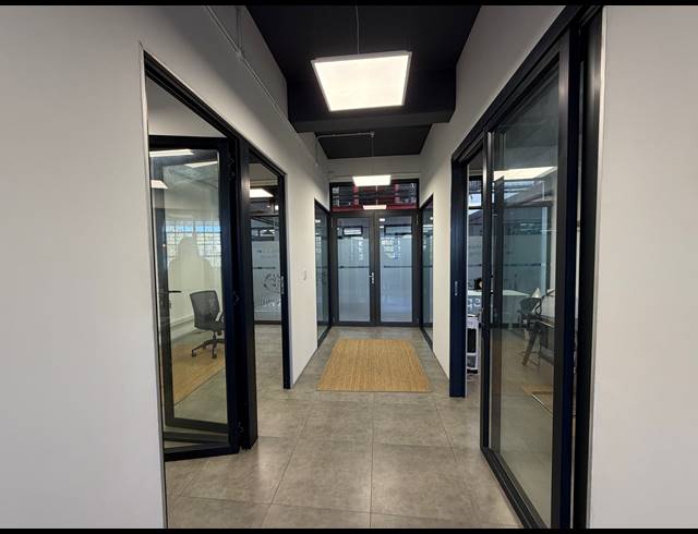 95M² BUILDING TO LET IN WOODSTOCK